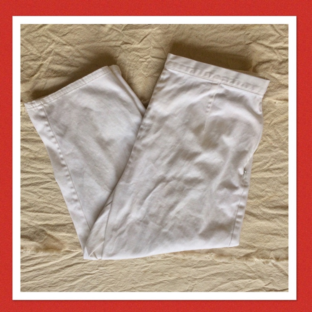 ❣️2/$20❣️ Bill Blass White Capris